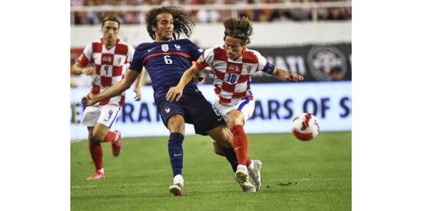 Luka Modrić odebrał pamiątkową koszulkę za 150. mecz przedstawiony przez Chorwację